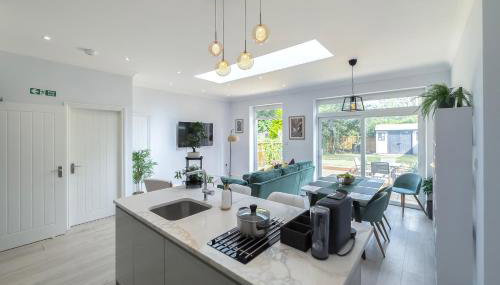 5 Bedroom, 3 Bathroom Modern House with Garden near Hampstead Heath Sleeps 10 - Foto 2