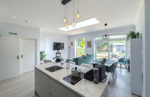 5 Bedroom, 3 Bathroom Modern House with Garden near Hampstead Heath Sleeps 10 - Foto 2