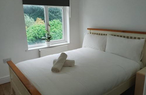 4 bedroom Home Family or Work Stay London - Photo 8