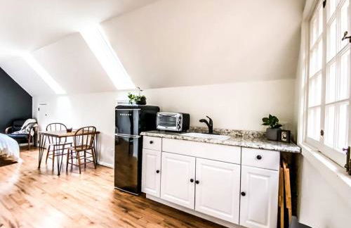 Wildland Loft Serene Mountain Retreat w Fireplace AC Fire Pit Hammock Outdoor Lounge Area Record Player Pets OK - Foto 5