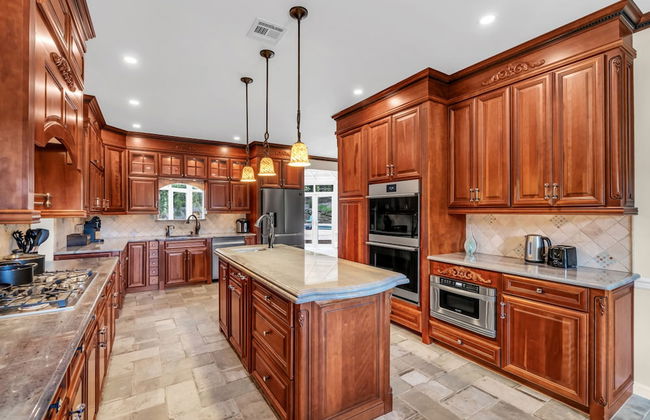 Family Retreat With Autumn Views and Fireplace - Photo 21