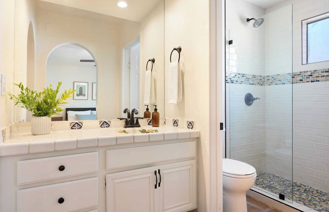 Sleeps 20! Architectural Mansion w/ Pool, Indoor Tennis Court, Game Room Starlight Estate by Avantstay - Foto 37