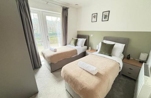 Luxury Canal-side Apartment, Hemel Hempstead, Free parking, Perfect for Contractors - Foto 9