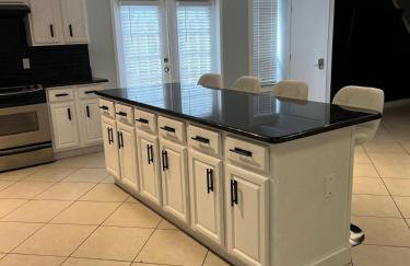 Spacious 3 Bedroom with Beautiful Backyard - Foto 14