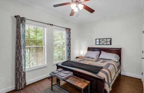 Peaceful Lake Lure Cabin, Hot Tub, Huge Screened Porch, Private Beach - Foto 10