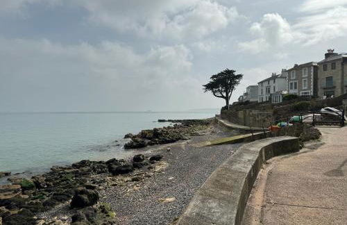 Seaview House, lovely ground floor flat with garden, minutes walk to beach - Photo 15