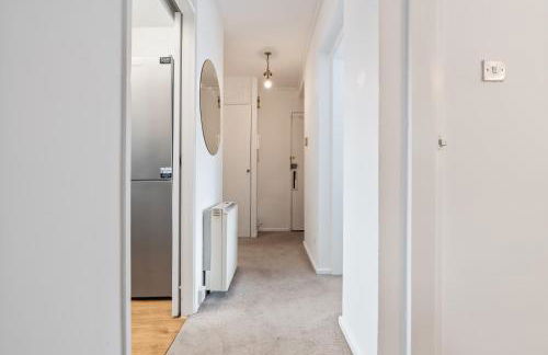 OPK STAYS - Stylish 2 bed Coventry train Station Apt, City Centre, Sleeps 4, FREE Parking, Free Netflix - Foto 20