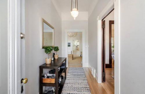 Charming Victorian Oasis with an Elegant and Spacious Haven - Foto 2