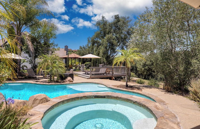 Burgundy by Avantstay Basketball Court, Pool, Hot Tub, Outdoor Kitchen, City Escape! - Photo 1