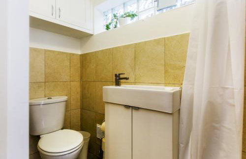 Cozy Brixton Hideaway Cute & Convenient Stay - Pass the Keys - Foto 19