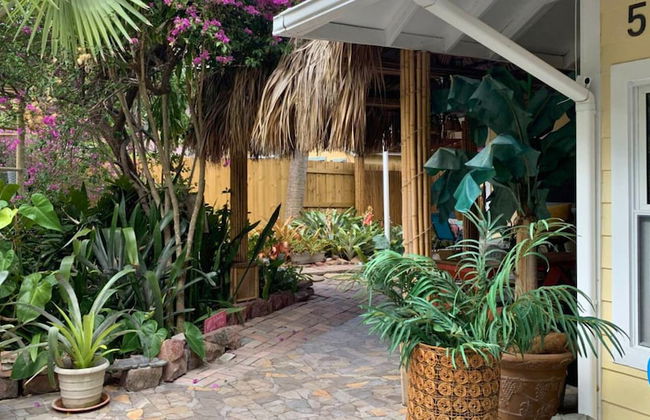 The Secret Garden - The Cottage Near Beach, Shops, Restaurants, Pet Friendly, Close to Lucerne Ave! - Foto 38