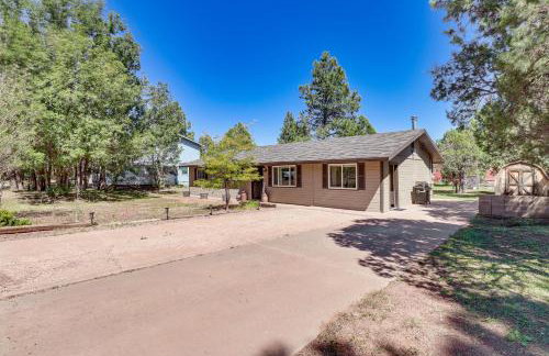 Near Woodland Lake Park Home with Fire Pit! - Foto 25