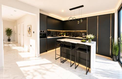 Luxurious & Elegant 6-Bed House - Photo 7
