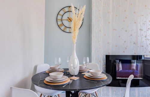 Charming Detached Bungalow - Close to Town Centre - Driveway Parking, Self-Check-In, Fast WiFi and Garden by Yoko Property - Photo 13