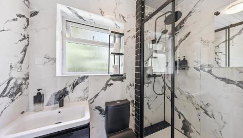 Modern and Comfortable Spacious 3 Bedroom House with Large Private Garden - Foto 3, Shower