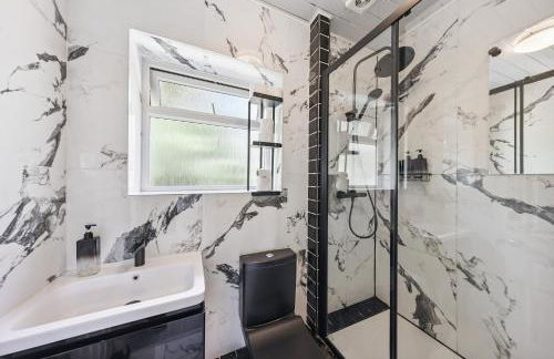 Modern and Comfortable Spacious 3 Bedroom House with Large Private Garden - Foto 3