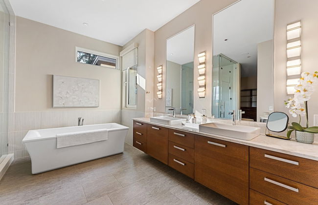 Lakeview Luxury Home in Vineyard w Infinity Pool hot tub - Photo 51