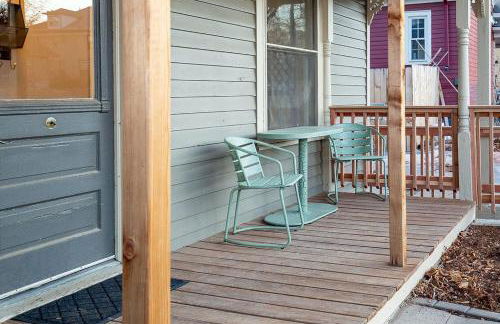 Couples Getaway | Walk to Unc | Free Cruiser Bikes - Foto 40