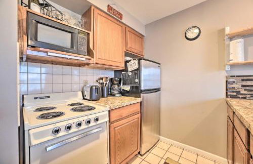 Portage Lake Condo with Deck and Pool Access! - Foto 8