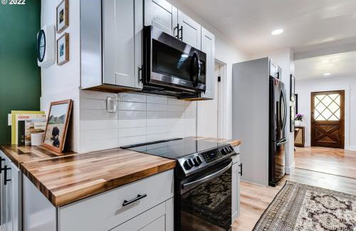 Charming 2 bedroom house 1 mile from U of O - Photo 3