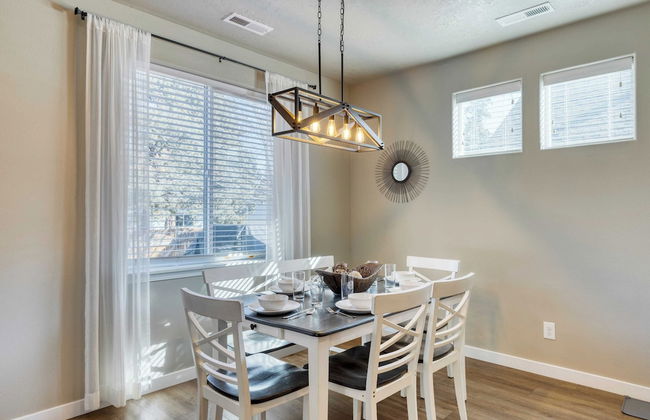 Old Mill Getaway by Avantstay Private Backyard w/ Hot Tub - Foto 10