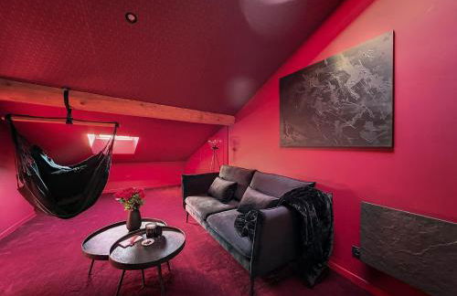 Suite Rouge baiser avec Jacuzzi privatif - LoveRoom Insolite - Foto 9