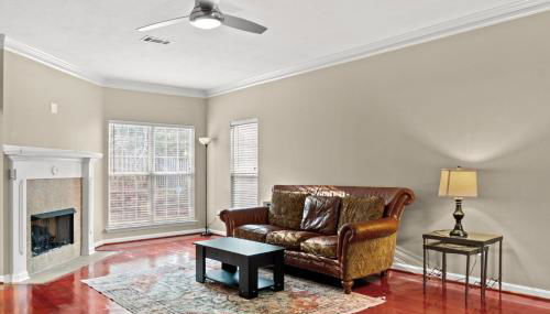 Private Fenced Yard • Sleeps 10 • Mins to Malls - Foto 5