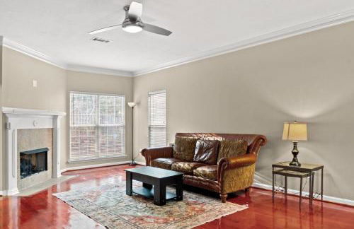 Private Fenced Yard • Sleeps 10 • Mins to Malls - Foto 5