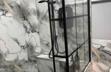 The Norwich Hideaway - Private Hot Tub - Photo 10