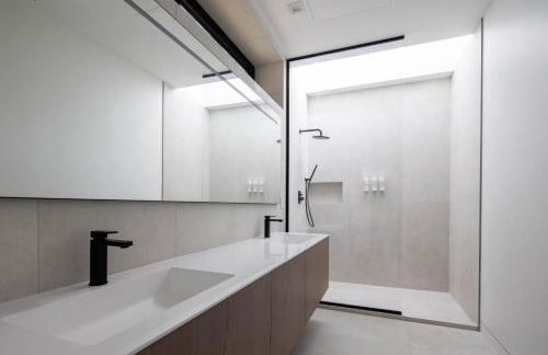 Blue Jay Villa by Rove Travel - Luxe Home with Pool - Foto 12