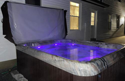 Berkshire Retreat Grand Home with Hot Tub and Large Yard, 5 mins from Jiminy Peak - Foto 51