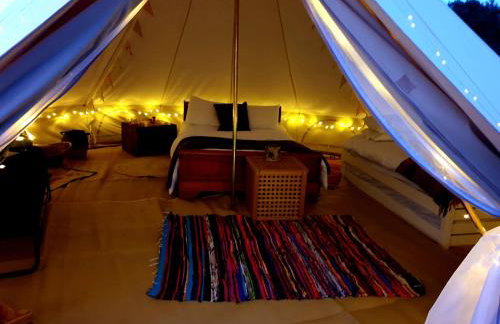 6 Guests - Bell Tent - Wood Stove - Parking - Foto 16