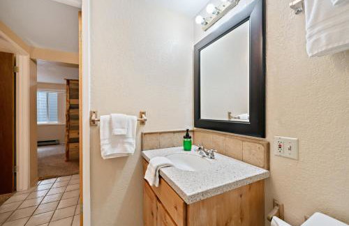 Trapper 8: Cozy 4-Bedroom Condo, 1 Minute to Yellowstone, perfect for 8 guests. - Foto 61
