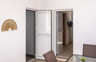 Salty Beach Cottage, 20m from Kini Beach - Foto 16