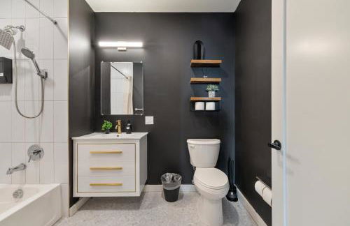 2BR 2BA, King bd, Gym, Free Parking, 8min to Train - Foto 8