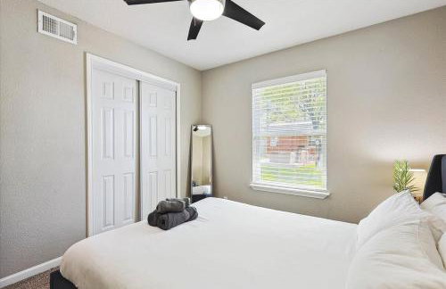 Peaceful and Relaxing Getaway w Beautiful Pool - Photo 18