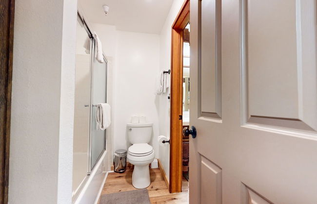 Inviting Mountain Retreat Steps From Ski Lifts! - Foto 29