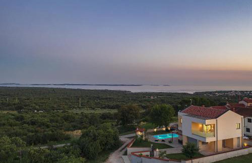 Villa White - Photo 1