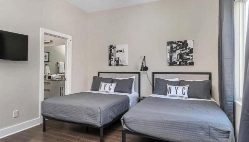 BRAND NEW Side by Side Homes - Sleeps 24 Guests - Foto 3
