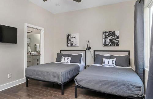 BRAND NEW Side by Side Homes - Sleeps 24 Guests - Foto 3