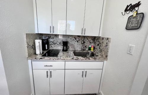 Stylish Studio Apartment By Miami International Airport - Photo 9