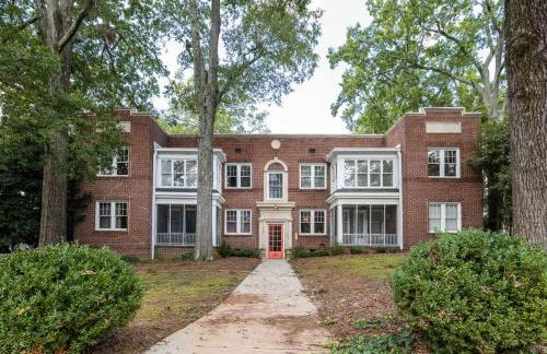 Modern 2BR Condo with Sunroom near Uptown - Foto 26