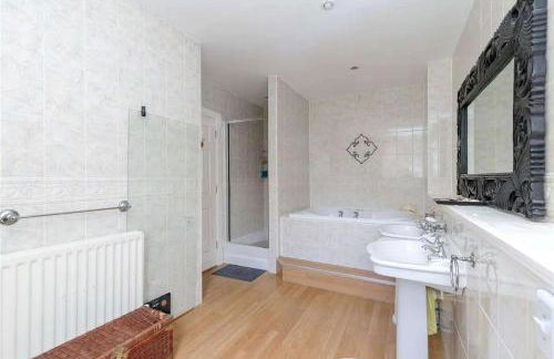 Superb 5 bedroom Villa 16 mins from City Centre - Foto 11
