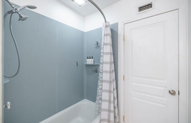 Marbella Lane - Charming 4BR Bungalo for Relaxing Retreat - Photo 33