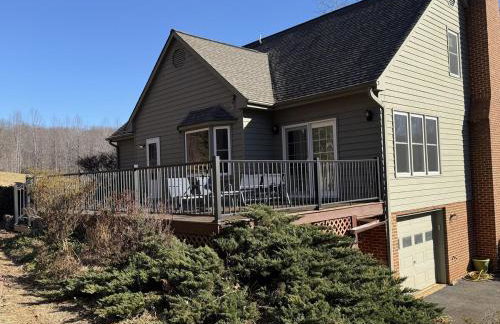 Family and Pet Friendly Retreat with Sauna, Firepit, Pond Views Near Route 151 Wineries - Foto 29