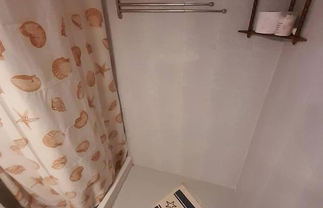 Impeccable 2-bed House in - Photo 12