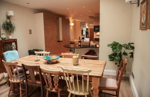 5 Bed Luxury Townhouse with Hot Tub, Rooftop Terrace, Perfect for Groups, Near Cruise Terminal - Foto 15