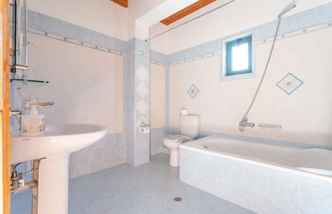 Andreas Beach Villa Large Private Pool Walk to Beach Sea Views A C Wifi Car Not Required - 1654 - Foto 6