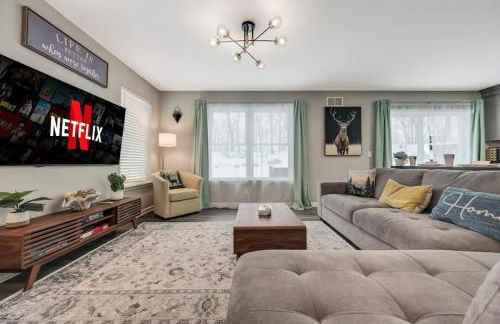 Modern 5BR, Kid-Friendly Home In Poconos with Pool Table - Foto 28