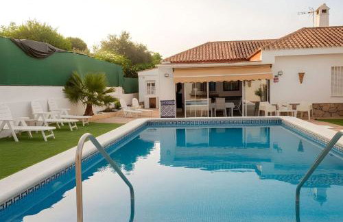 Chalet de Lujo con Piscina Privada cerca de Sevilla - Foto 4